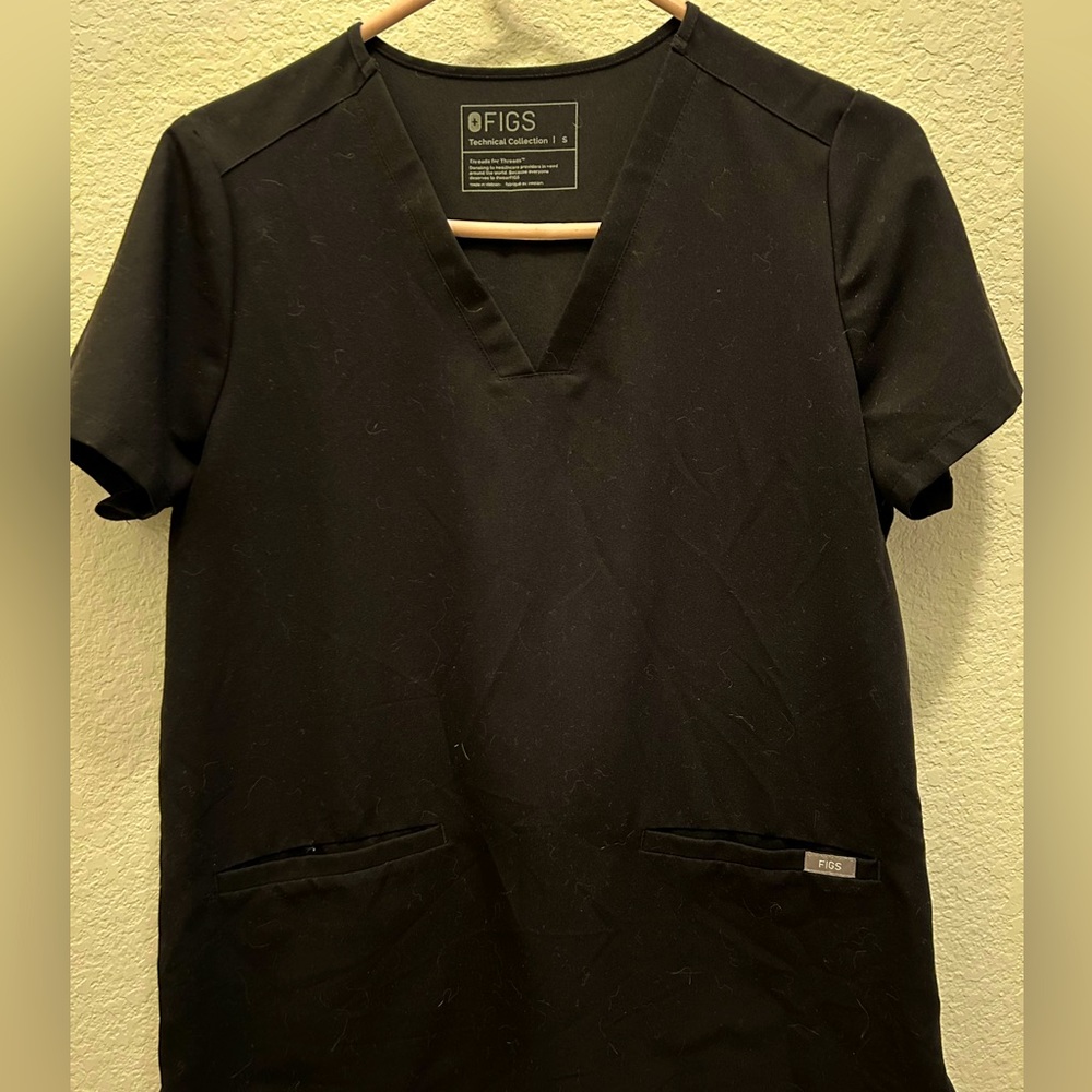 Figs black scrub top SMALL, 2 front pockets, great condition.
